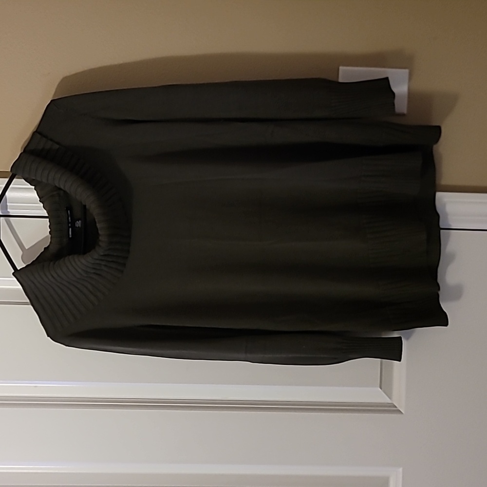Women's medium sweater witih large collar army green